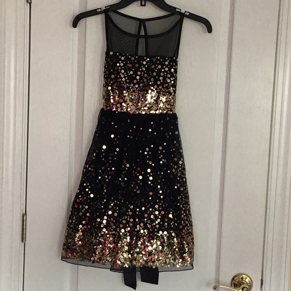 It’s a formal girls dress. It’s black and gold.